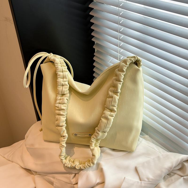 Casual large-capacity bag women's new versatile shoulder underarm bag college student going messenger bag