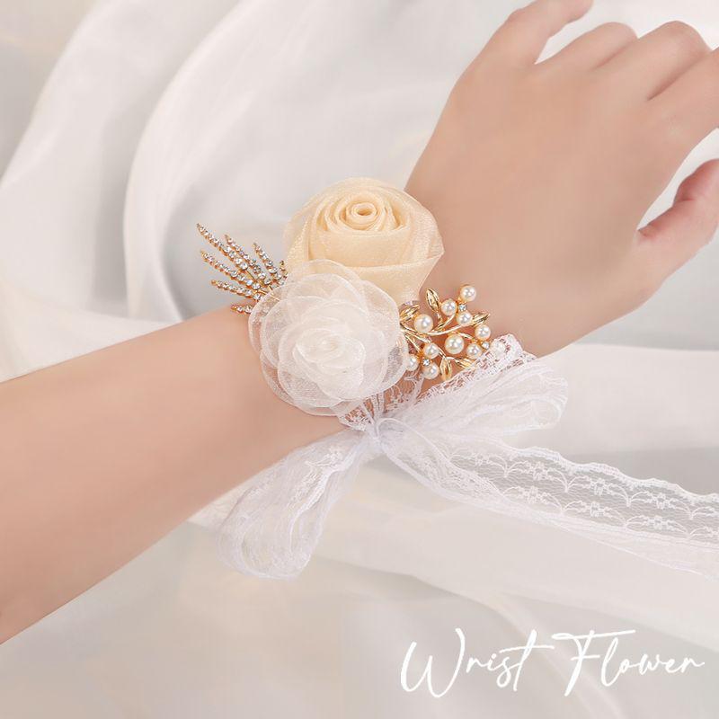 Bílá náramková kytice pro družičku: Náramek s vílími květy pro svatbu a oslavy sestersví