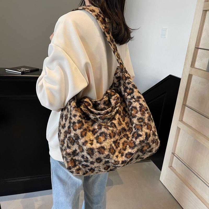 Winter Large Capacity Tote Bag Women's Bag Popular New Leopard Print Plush Bag Fashion Casual One-shoulder Plush Underarm Bag