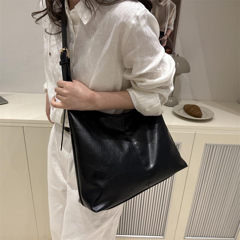 Bag Women's Large Capacity 2025 New Trend Fashion Shoulder Tote Bag Commuter Soft Leather Messenger Bag
