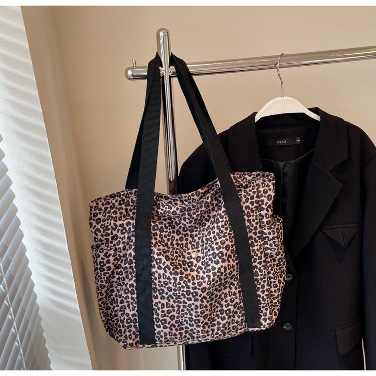 

Холщовая сумка с леопардовым принтом: Вместительная осенняя наплечная сумка для женщин, универсальная для учебы и поездок на работу. фиолетовый