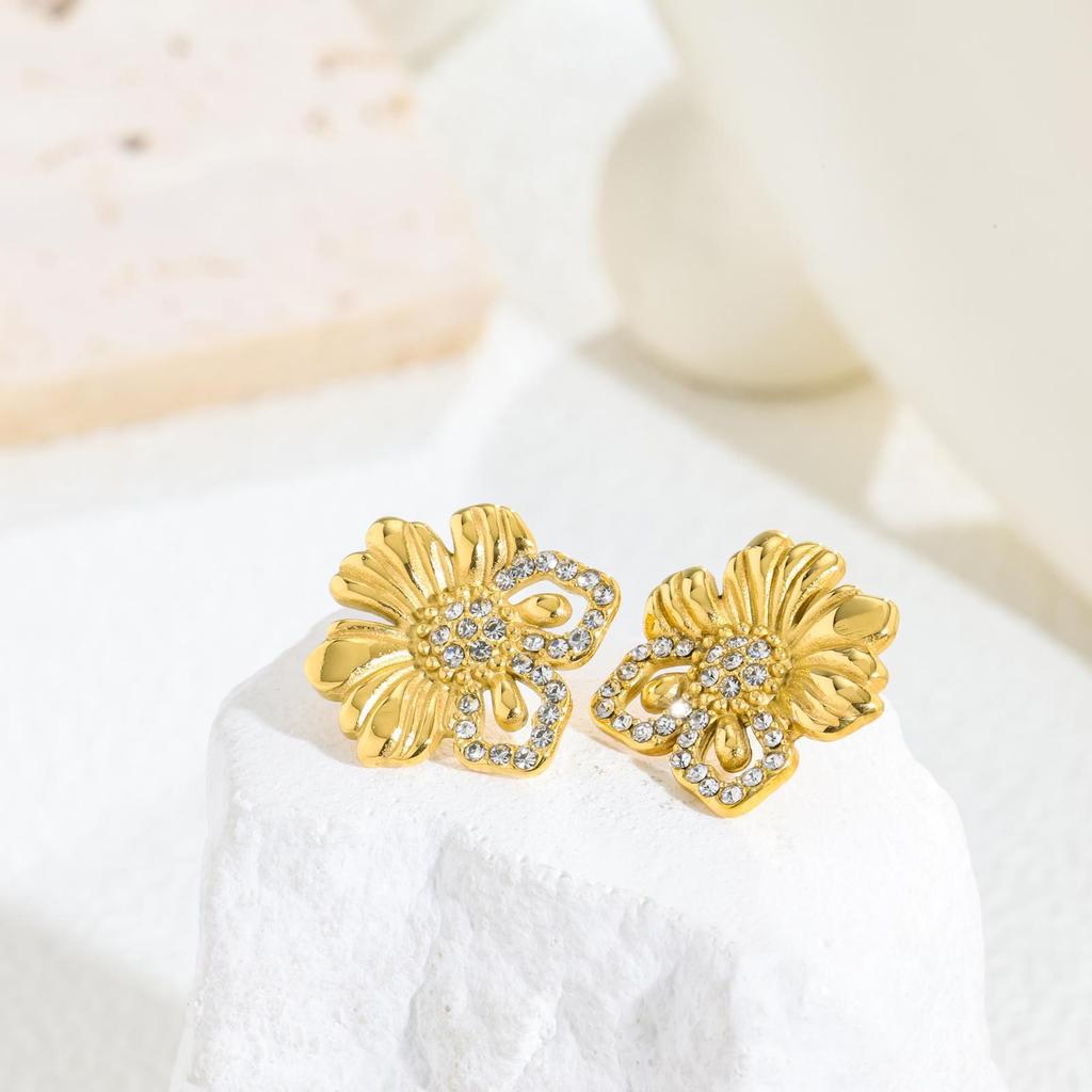 Personalized design flower diamond stud earrings fashion temperament elegant titanium steel earrings women do not fade versatile