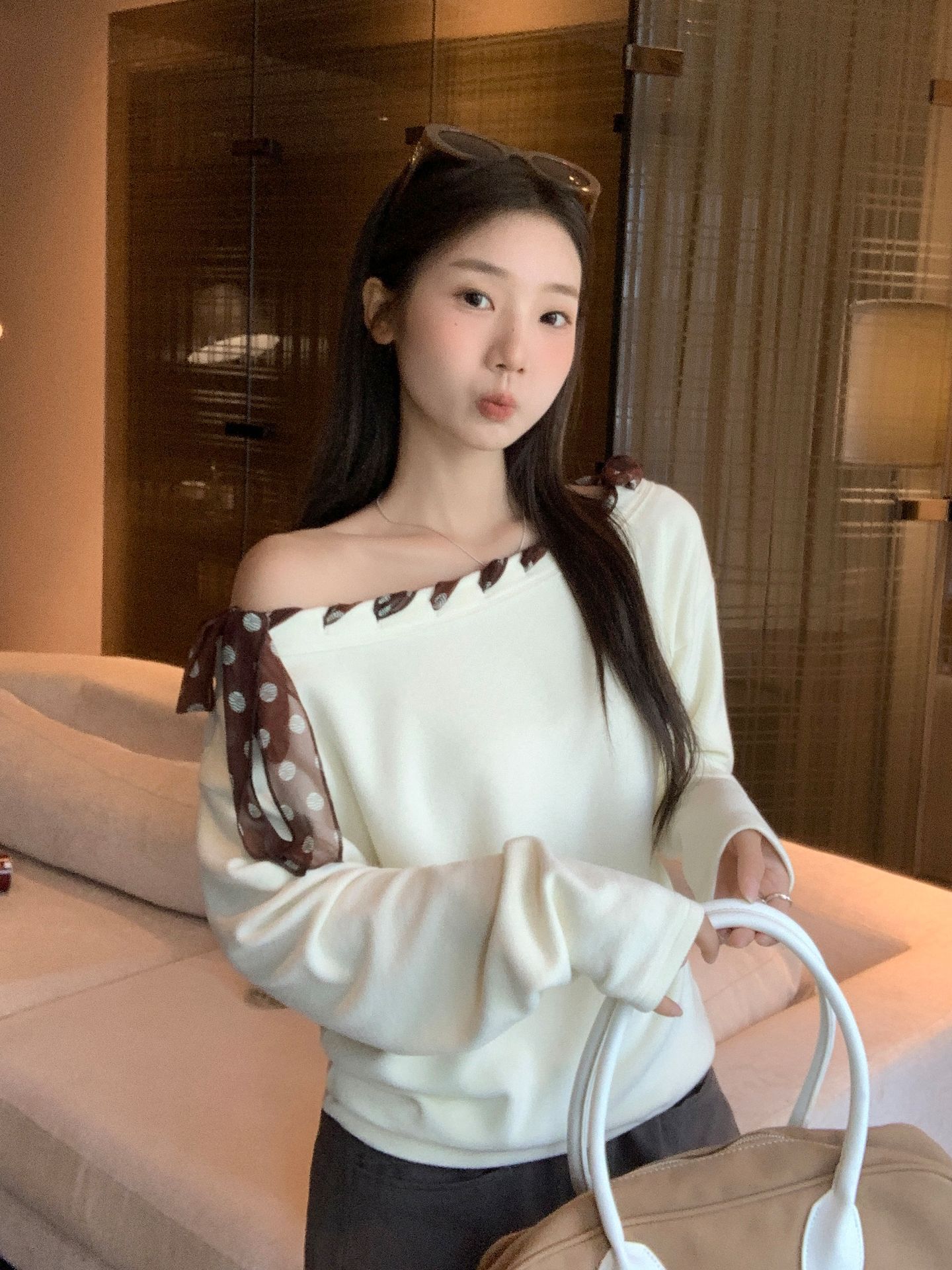 

Great-looking early autumn wear with diagonal neck straps splicing design sense long-sleeved T-shirt women s loose bottoming shirt with top S бежевый