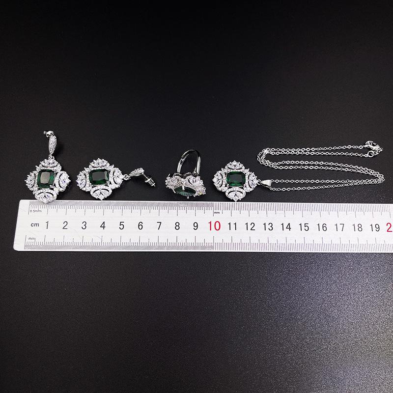 Diamond Inlaid Emerald Earrings Necklace Accessory Set Fashionable Light Luxury Colorful Pendant Womens First Piece