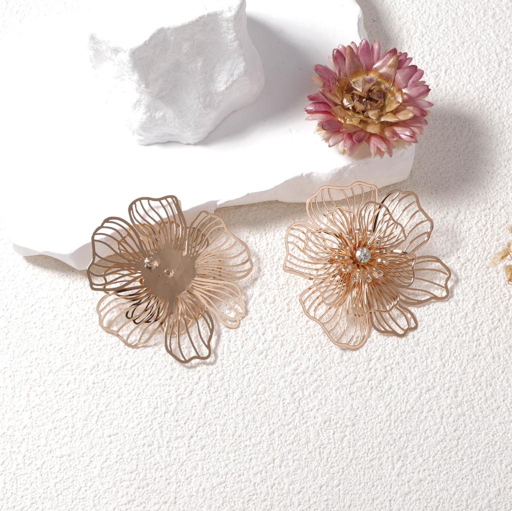 Bohemian personality retro trend metal hollow flower stud earrings creative unique senior design sense