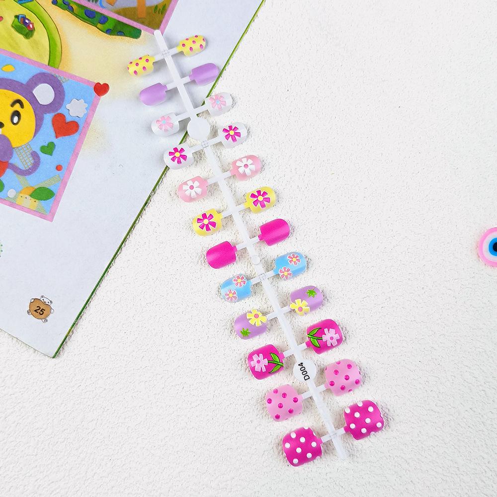 

24 шт., короткие ногти для детского маникюра, милые тисненые цветные наклейки для дизайна ногтей с мультяшным рисунком