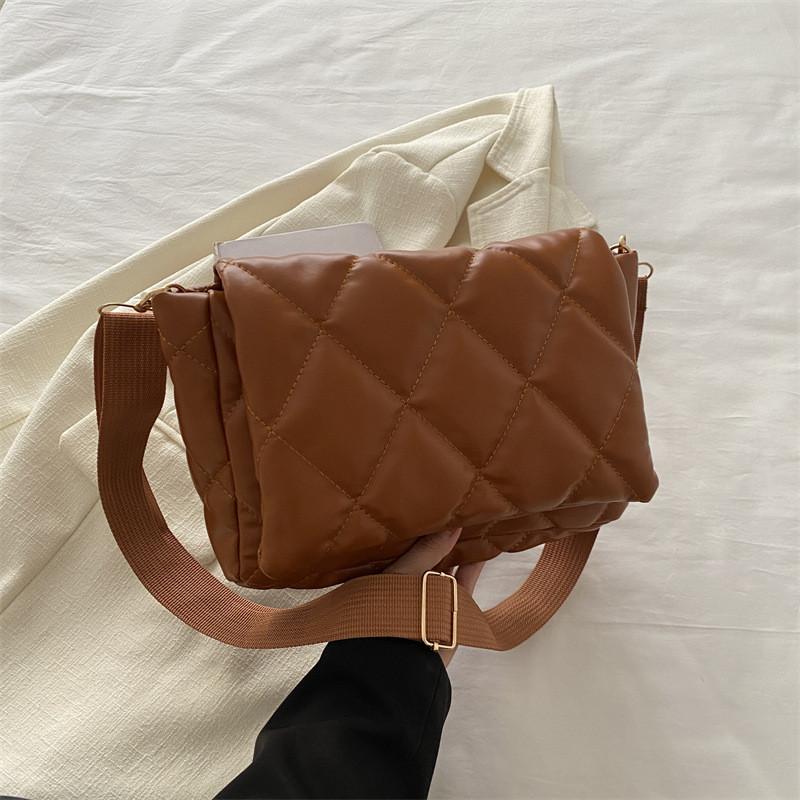 

Elegant 2024 Women s Casual Tote Bag Large Pu Material Solid Color Crossbody Bag For Everyday Use коричневий