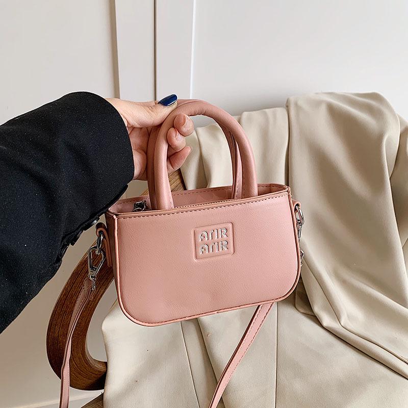 

Ретро мини кроссбоди сумка на плечо для девочек Miu Miu с держателем для помады в стиле Чжан Юаньин.