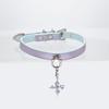 Gargantilha choker de laser azul-púrpura pele de peixe humana cruzada SM pode ser combinada com pescoço redondo de cor clara