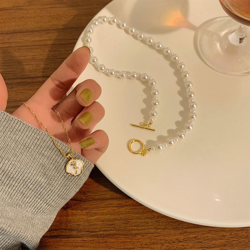 Elegantní retro francouzský dvouvrstvý náhrdelník choker s perlami a růžemi