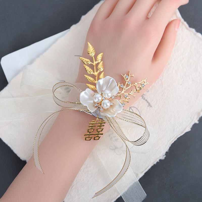 Бутоньерки для свадебной вечеринки: Полный свадебный набор для невесты и жениха, дружков, подружек невесты, семьи, гостей и приветственные бутоньерки.