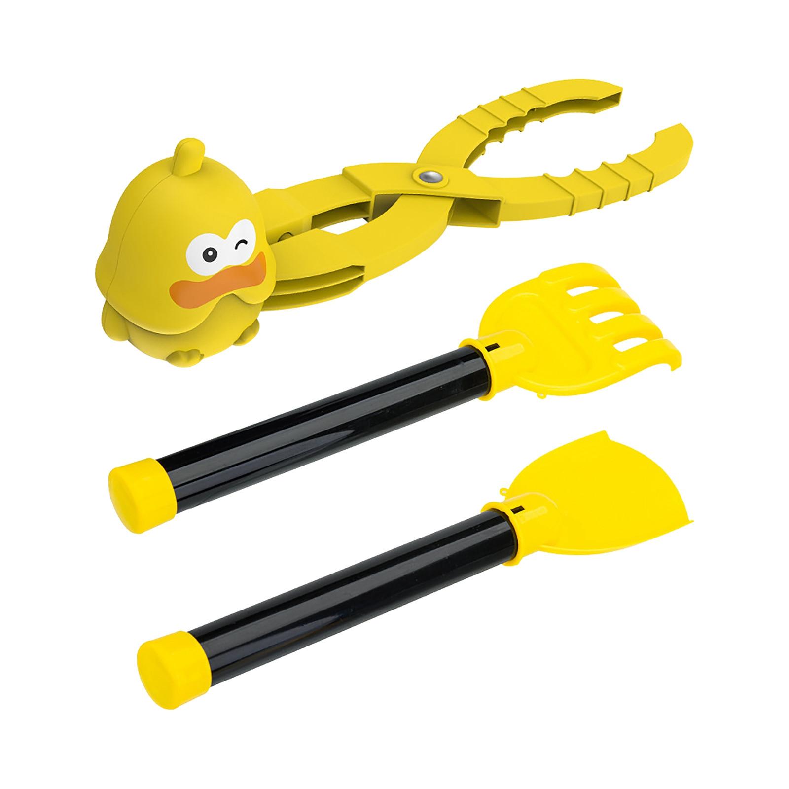 

Дитячі іграшки на природі взимку. Сніжна кулька. Снігова куля. Затискач. Снігові іграшки. жовтий