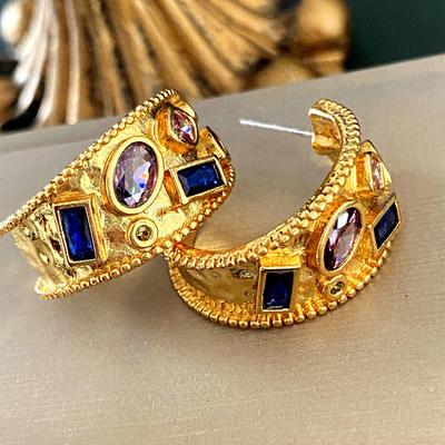 Eleganti orecchini a C placcati in oro antico con zirconi colorati, design di lusso leggero di alta gamma