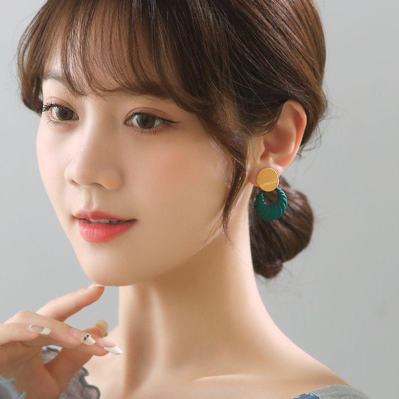 

Niche Style Best Selling Retro Hong Kong Style Green Elegant Earrings for Women Pair of yellow-green 925 tremella needles