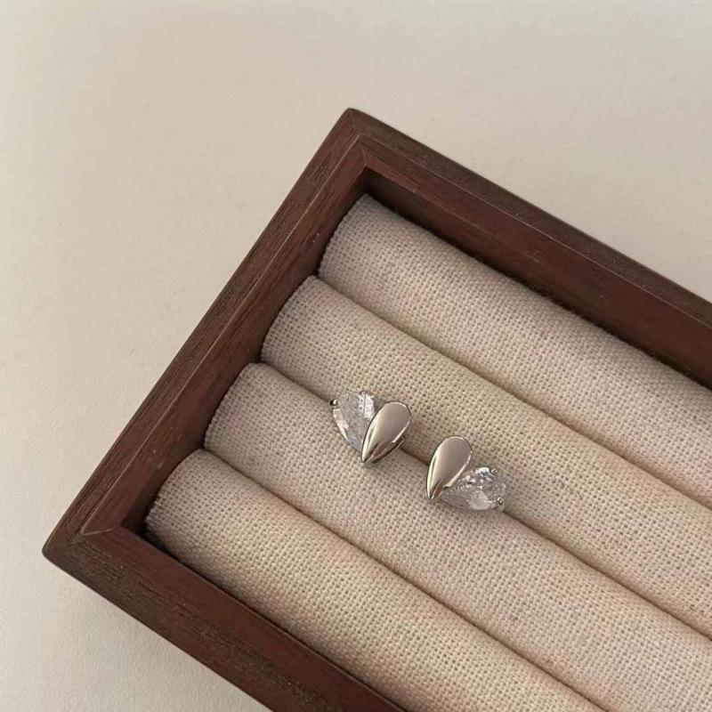 Korean High-End Heart Stud Earrings: Simple Retro Design for Women, Perfect for Best Friend Gifts