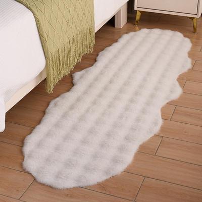 Cremefarbener unregelmäßiger Teppich aus Kunst-Kaninchenfell für Schlafzimmer oder Wohnzimmer