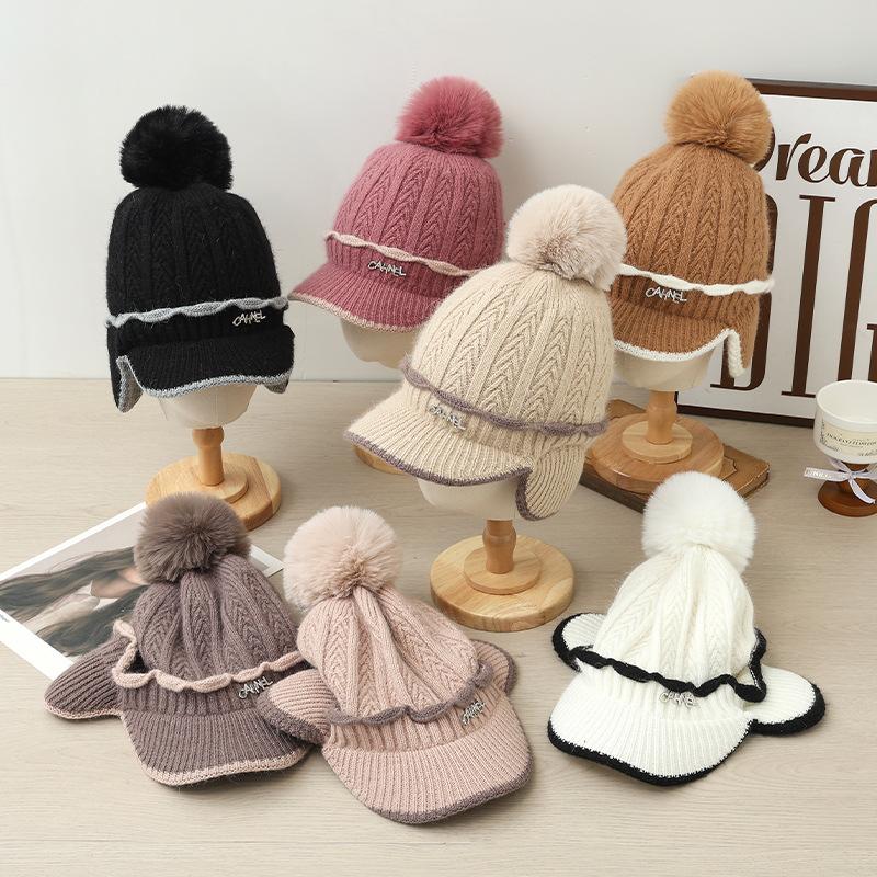 Two color Lace Plus Eeled Baseball Cap Sweet and Cute Fur Ball Cap Autumn and Winter Casual Cold Warm Hat