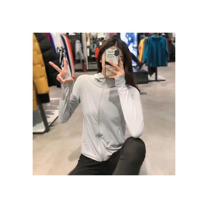 

Женская солнцезащитная куртка с капюшоном: Лето 2024 г., легкая, с длинными рукавами, дышащая, однотонная, с тонким трикотажным узором