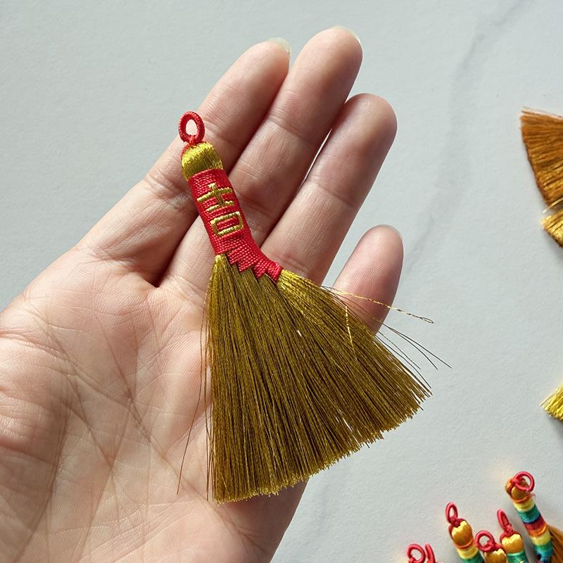 Golden Mini Housewarming Broom Keychain – DIY Pendant, Baby Bedside Amulet, Auspicious Ornament