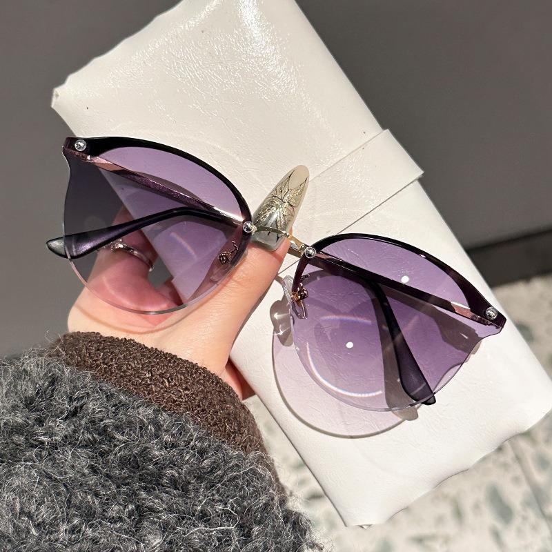 Óculos de sol estilo olho de gato feminino clássico não polarizado, óculos leves sem aro de metal, óculos antirreflexo para viagem