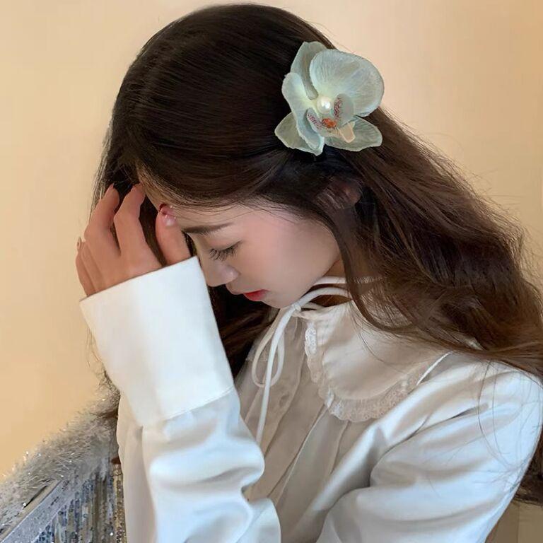 In This World, Wearing A Flower Bow, Orchid Flower Edge Clip, Female Atmosphere, Take A Photo, Bangs Clip, Seaside Vacation Headgear