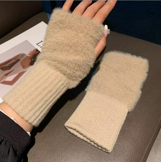 Women's Fluffy Plush Velvet Half-Finger Gloves - Thickened, Touchscreen Compatible, Cold-Proof for Autumn/Winter, Ideal for Students.