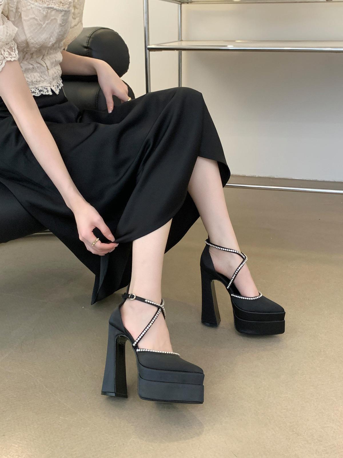 

2025 импортная торговля новый ненависть небо высокий горный хрусталь толстый каблук высокие каблуки водонепроницаемый стол острый нос сумка голова полые сандалии женщины 35 чёрный