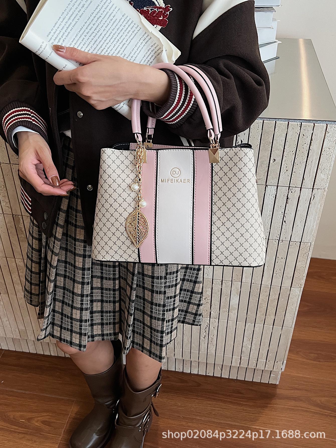 

2025 новая расцветка, большая вместимость, портативная женская сумка с принтом, корейская версия, подвеска, простая, с индивидуальностью, сумка-мессенджер на одно плечо