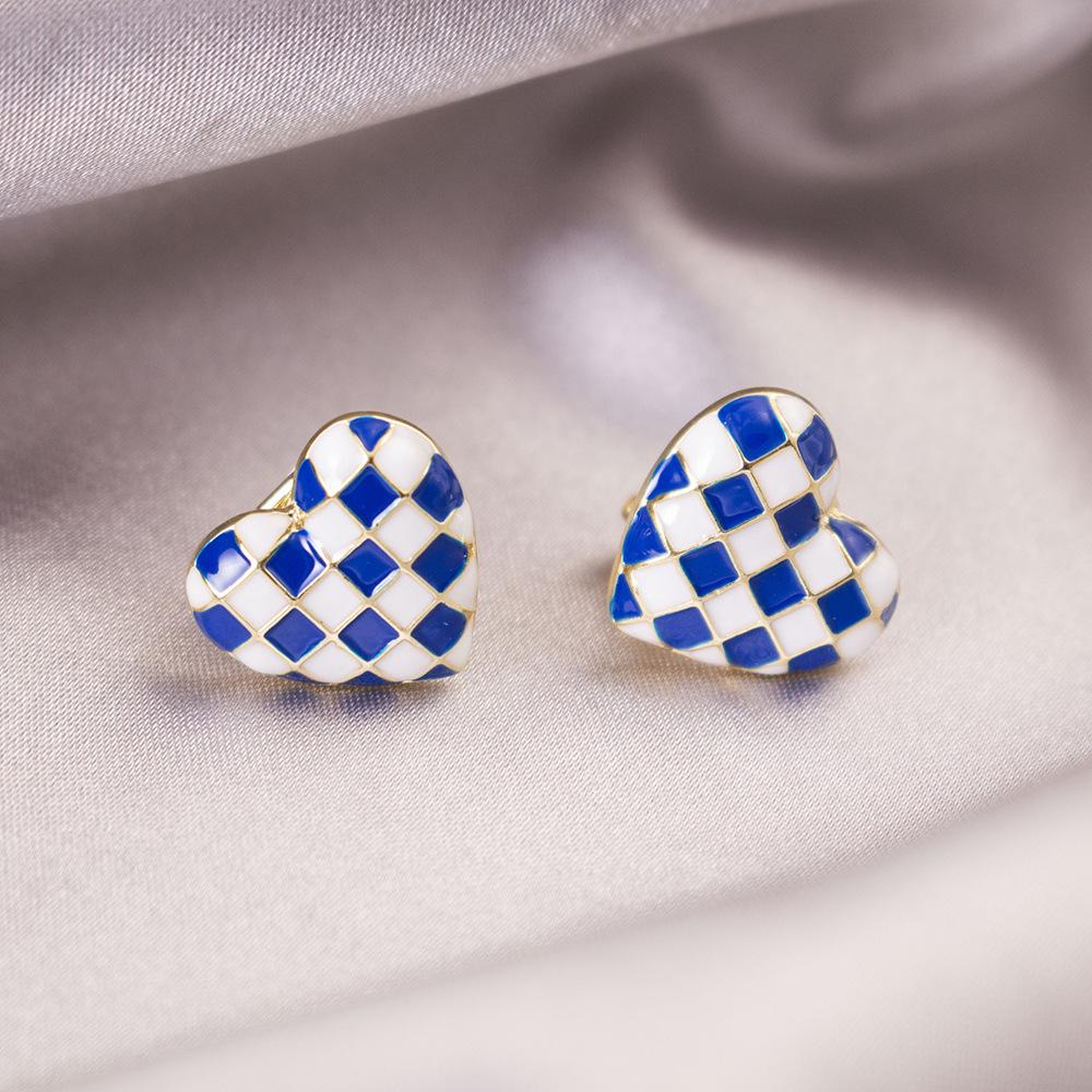 Elegant Clip-On Triangle Earrings for Non-Pierced Ears - Versatile, Light Luxury for Everyday Wear.