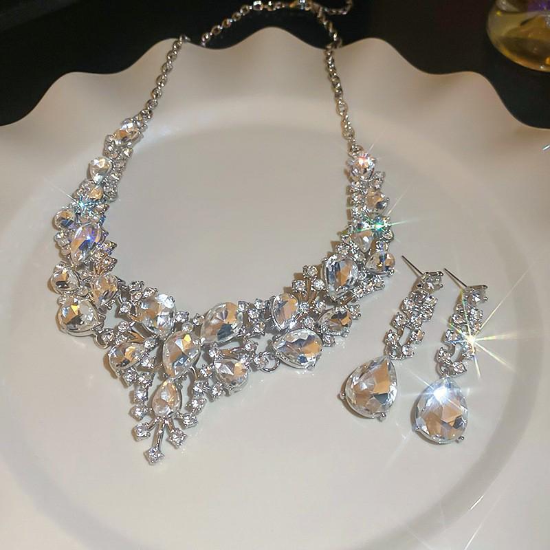 Retro Rhinestone Floral Jewelry Set: Elegant Stud Earrings & Luxury Clavicle Necklace