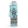 1 Stück Fußballpokal Champion Abzeichen Druck 750 ml Farbe Kunststoff Sport Wasserflasche Auslaufsicher Klappdeckel mit Strohhalm Geeignet für Sport Büro Zuhause