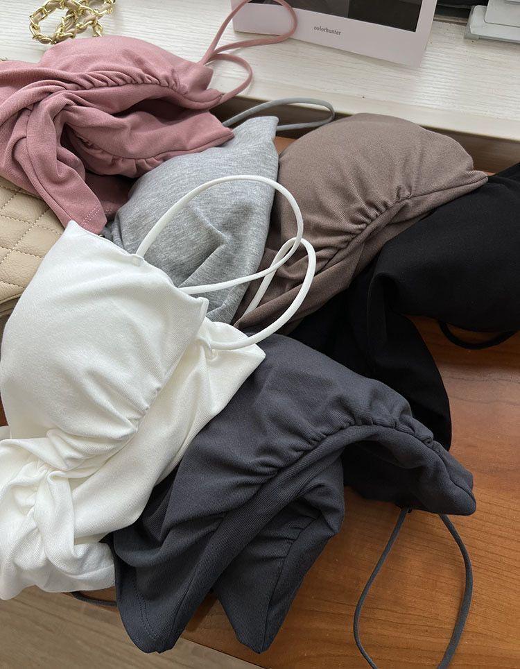 Kořenitý korejský řasený tank na špagetová ramínka s racerback střihem, polstrovaným bandeau poprsím a přiléhavým střihem bez rukávů.