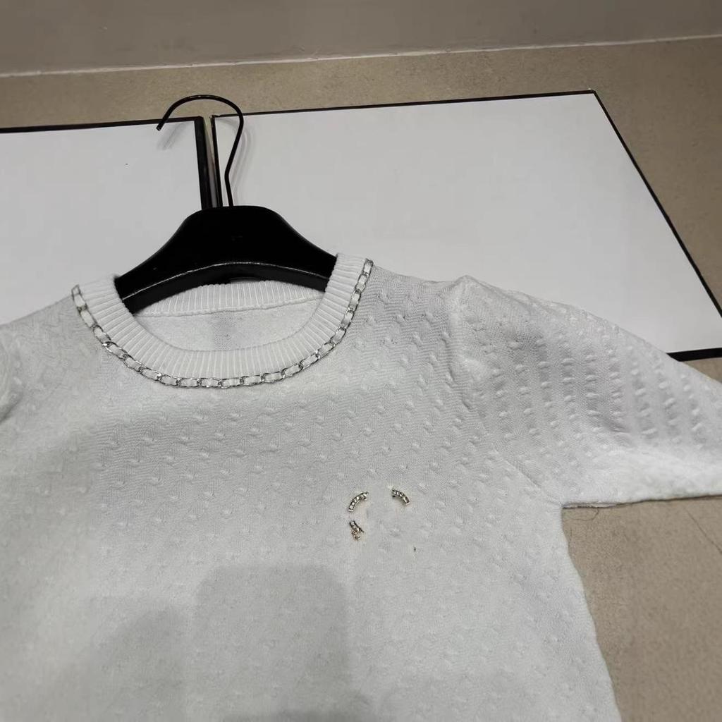 Xiangjia 2026 Summer Knit Short Sleeve Top with Metal Chain and Ribbon Brooch