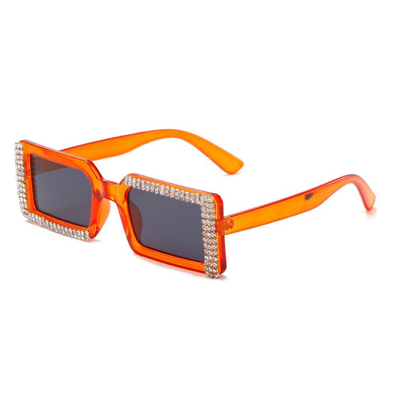 Diamond-Set Sunglasses, Larger-Frame Personalized Diamond Glasses, Street-Shot Pretty Girl Sunglasses