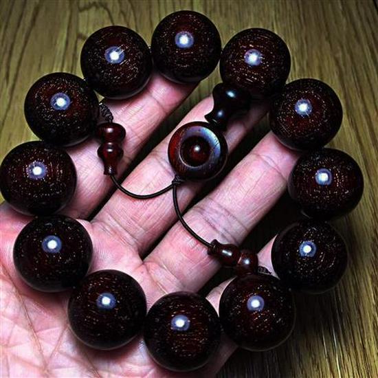 Herren Armband aus rotem Sandelholz mit goldenem Stern Agarholz Buddhistische Gebetsperlen