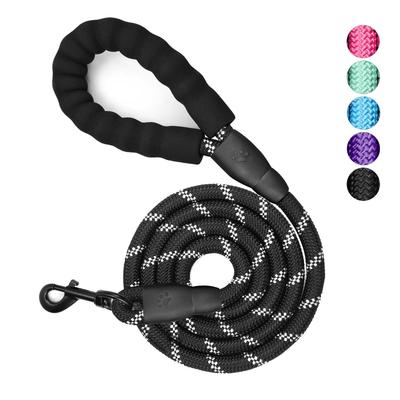 Husdjurshundkoppel med mjukt vadderat handtag, Mycket reflekterande rep för nattpromenader, 360-graders roterande metallspänne utan trassel,
