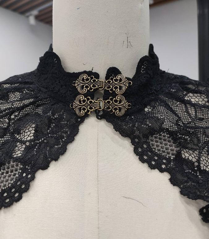 2025 Retro-Spitzenkleid mit Stehkragen, Trompetenärmeln und Schwalbenschwanzrock
