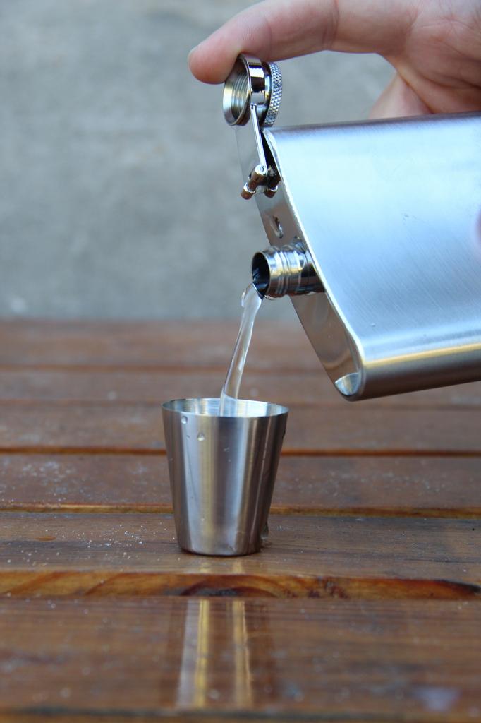 Elegant Silver Hip Flask with Four Gentelo Glasses
