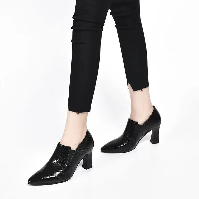Mode 2024 Neue spitze Pumps mit tiefem Ausschnitt Frühling/Sommer/Herbst Europäischer und amerikanischer Stil Schlankmachende Arbeitsschuhe
