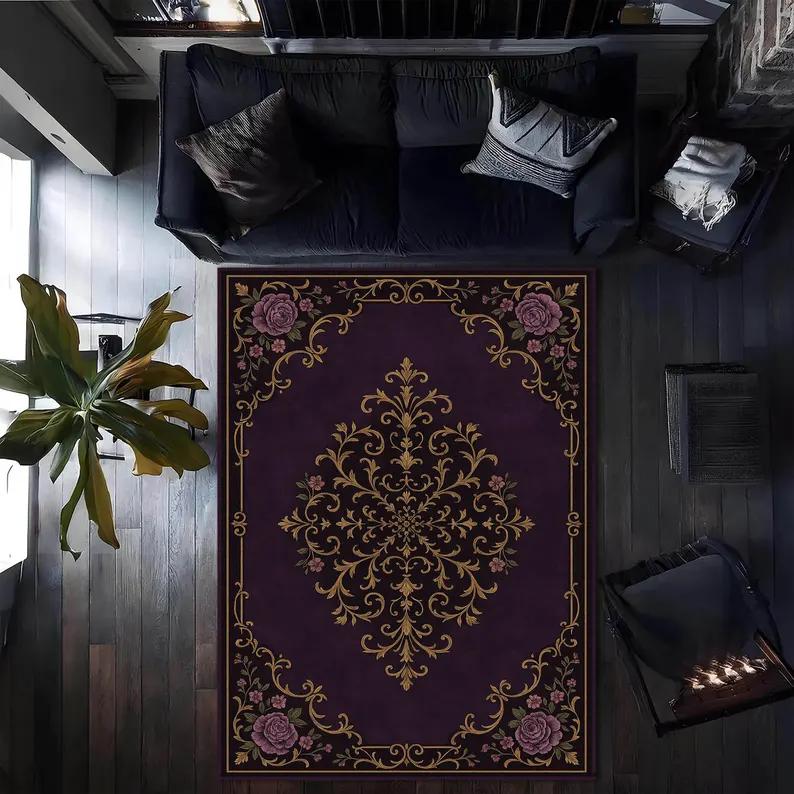 

Фиолетовый винтажный ковер с золотыми барочными цветочными и розовыми акцентами. Готический романтический эстетический ковер для гостиной или спальни 40x60cm