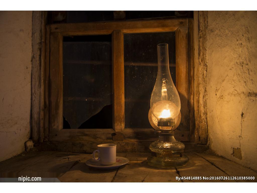 Vintage Wrought Iron Kerosene Hurricane Lamp - Nostalgic Camping Decor & Photography Prop