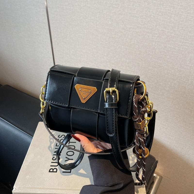 

High-end messenger bag women s new fashion versatile small square bag niche spring and summer commuter woven bag чёрный