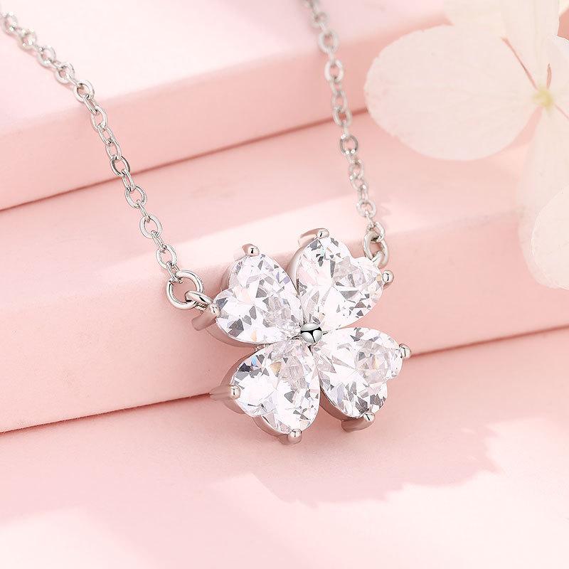 Heart-shaped Zircon Necklace with Four leaf Clover