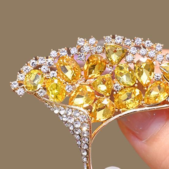 Women Brooch High-Gloss Rhinestone Inlay Faux Pearl Decor Ginkgo Leaf Design Lapel Pin Non-Slip Buckle Scarf Badge Clothing Bags