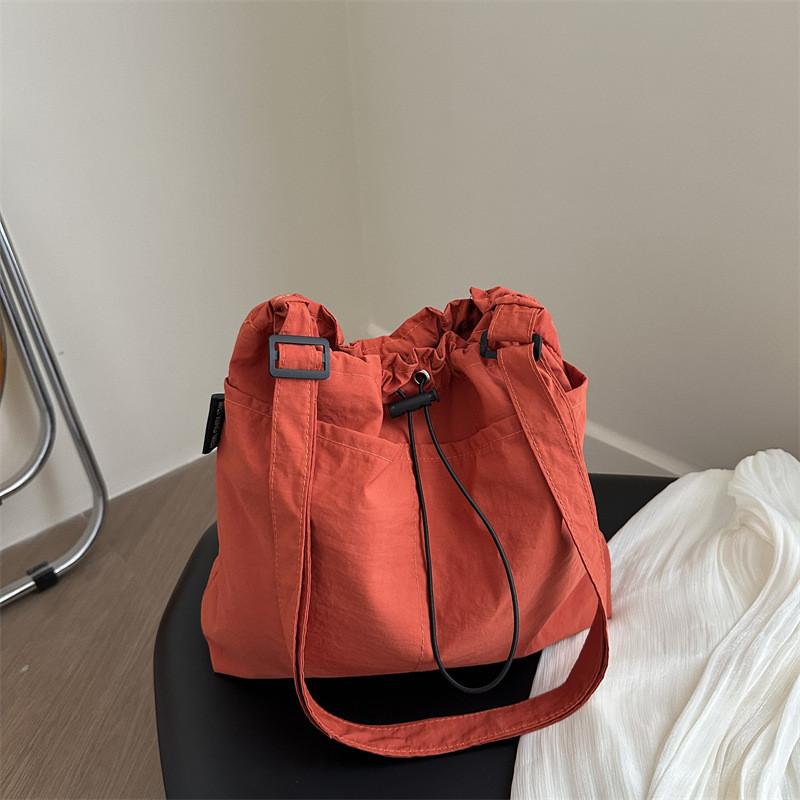 Trendy Women's Casual Tote Bag Spacious Bucket Bag With Soft Feel And Stylish Design For Commuting