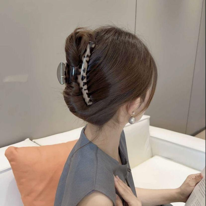French Leopard Print Large Hair Claw Retro Elegant Shark Clip Suitable For Thick Hair Women Back Head Styling Hair Accessories