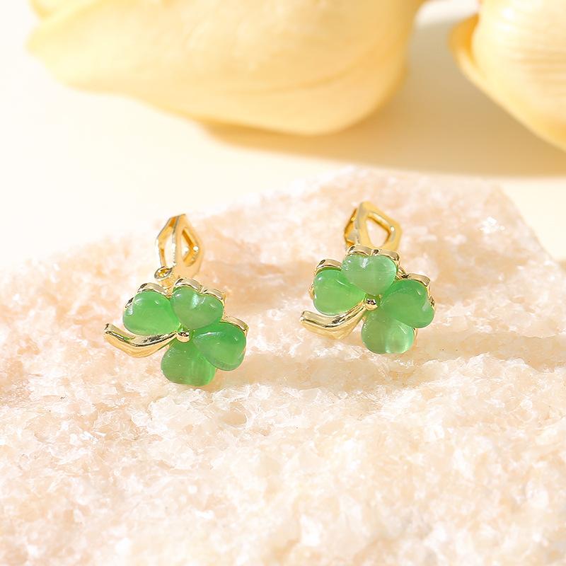 Boucles d'oreilles en forme de trèfle à quatre feuilles en œil de chat de haute qualité, douces et élégantes, petites, polyvalentes et élégantes, exquises et populaires pour femmes