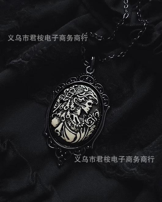 

Gothic Black Oval Rose Skull Queen Embossment Pendant Necklace for Women Hallowmas Dark Subculture Jewelry Accessories Gifts