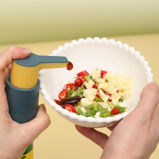 Yousheng Ostrůvková omáčka Stlačovací pumpičková láhev Univerzální dávkovač na olej, chilli, rajčatový a sójovou omáčku Snadno použitelná tryska Distribuce omáčky Kuchyňské náčiní