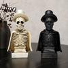 Gruselige Harzstatue für Feiertage Gothic Halloween Totenkopf Skulptur mit Zylinder und Umhang, Gruselige Vintage Stil Knochen Handwerk Skelett Figur LED